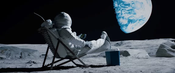 Fotobehang Achteraanzicht van maanastronaut opent een bierfles terwijl hij in een strandstoel op het maanoppervlak rust en geniet van het uitzicht op de aarde © supamotion