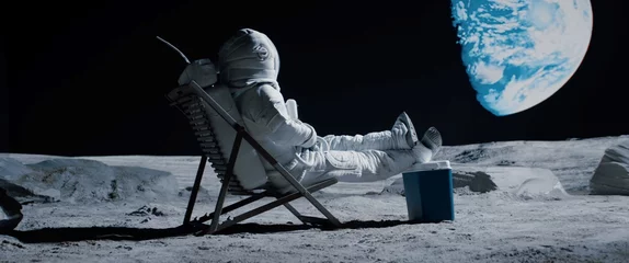 Foto op Canvas Achteraanzicht van maanastronaut opent een bierfles terwijl hij in een strandstoel op het maanoppervlak rust en geniet van het uitzicht op de aarde © supamotion
