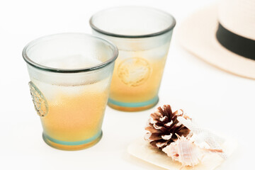 グラスに入った麦茶と氷_【白背景】