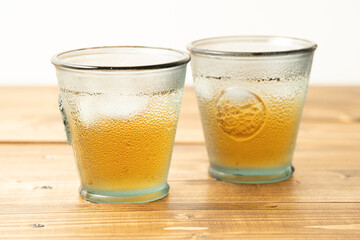 グラスに入った麦茶と氷