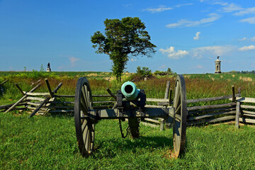 cannon  on hancock avenue on cemetery ridge in the historical gettysburg battlefield,  pennsylvania - obrazy, fototapety, plakaty