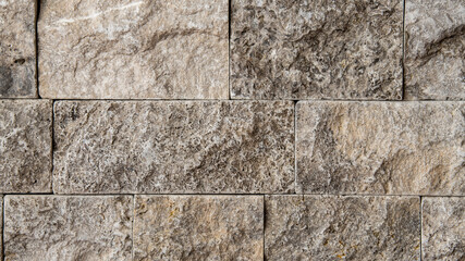 Hintergrund Natursteinwand in Grau- und Brauntönen, moderne Wandverkleidung im Innenraum