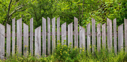 Interressant geformter Gartenzaun - Bannerformat, Hintergrund