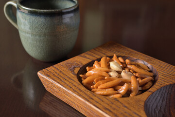 器に入れた柿の種