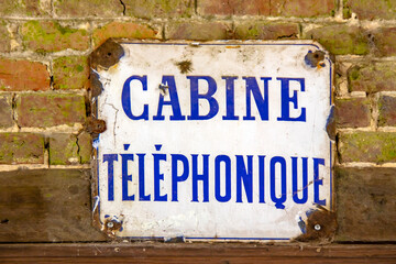 Gerberoy. Ancien panneau indicateur de cabine téléphonique. Picardie. Hauts-de-France	