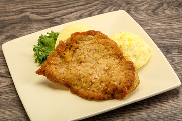 Crispy chicken schnitzel with mashed potato