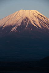 Fototapeta premium Red fuji above Motosu ko