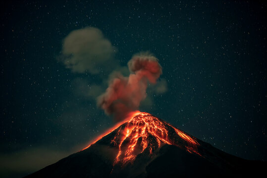 Volcán de Fuego Guatemala con lava
