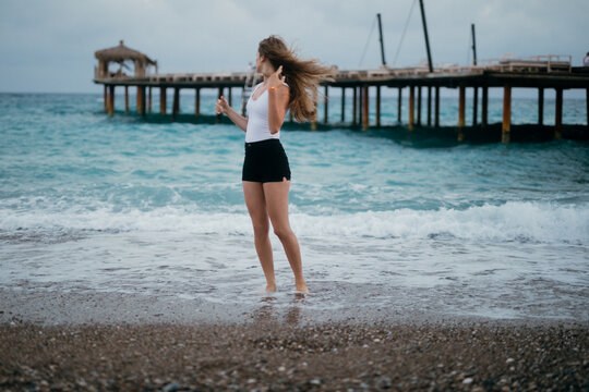 Wiatr we włosach - kobieta na plaży - wakacje all inclusive w Turcji