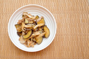 茄子とシメジの炒め物