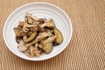 茄子とシメジの炒め物