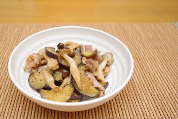 茄子とシメジの炒め物
