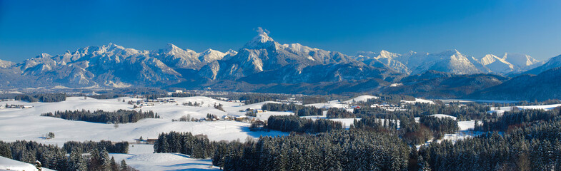 Panorama Landschaft am Forggensee in Bayern im Winter
