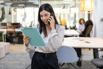 Obraz premium Happy Business Woman on the Phone