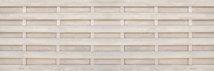 Sichtschutzzaun aus hellem Holz mit horizontalem Kassettenmuster in Panorama Nahaufnahme  