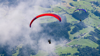 Zwei Paraglider in den Alpen von oben forografiert