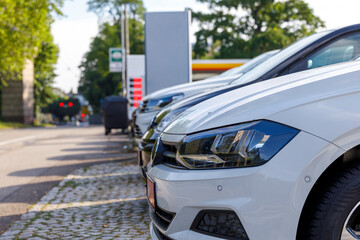 Fototapeta premium Gebrauchtwagen beim Händler in der Innenstadt