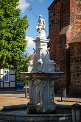 Neptun vor der Kirche in Osterburg, Altmark, Brunnen, Figur, Statue, © Hanker