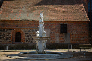 Neptun vor der Kirche in Osterburg, Altmark, Brunnen, Figur, Statue,