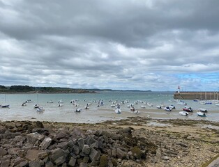 Le phare d’erquy, paysage de bord de mer en France 