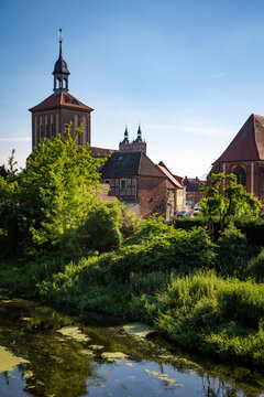 Seehausen in der Altmark, Sachsen-Anhalt, Deutschland. Der Fluss Aland flie&szlig;t vorbei an der Alzkirche und dem Beuster Tor im Sommer. Hinten ist die Kirche St. Petri zu sehen.