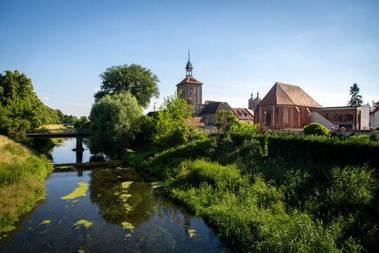 Seehausen in der Altmark, Sachsen-Anhalt, Deutschland. Der Fluss Aland flie&szlig;t vorbei an der Alzkirche und dem Beuster Tor im Sommer. Hinten ist die Kirche St. Petri zu sehen.