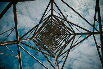 Strommast von unten
