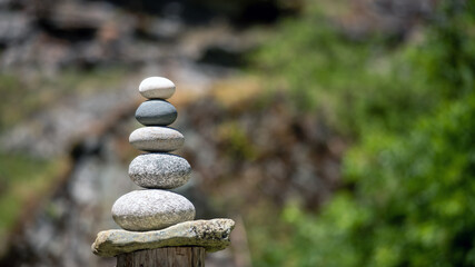 Runde Steine aufgetürmt- Symbolbild Balance - Work Life Balance
