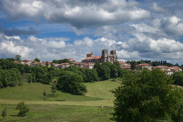 Fototapeta na wymiar La ville et l'abbaye de la Chaise-Dieu en Haute-Loire