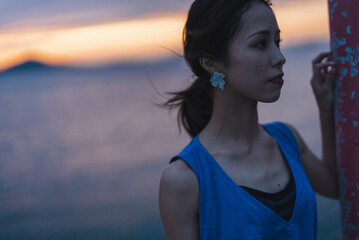 夕暮れの海にいる女性