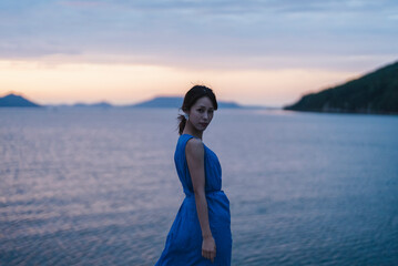 夕暮れの海にいる女性