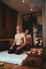 Obraz na płótnie Canvas Asian woman doing thai massage for man