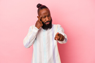 pointing temple with finger, thinking, focused on a task.