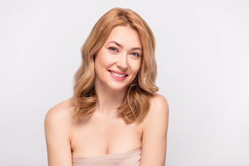 Photo portrait woman smiling after shower with nude shoulders isolated white color background