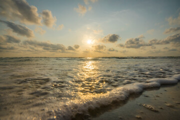 Obraz premium Bubble waves and morning sun at the southern sea, Thailand
