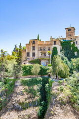 Castillo sobre la montaña