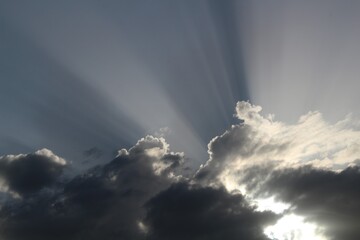 Fototapeta na wymiar dramatische dunkle Wolken mit Sonnenstrahlen 