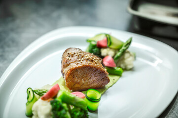 Gebratenes Filet auf Gemüse