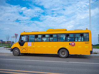 Obraz na płótnie Canvas Chinese yellow school bus