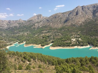 Lac bleu au milieu de la forêt croate