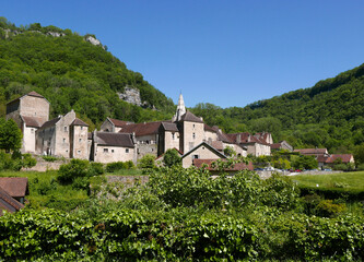 suggestiva vista del bel bogo di Baume les Messieurs nella regione francese del Jura