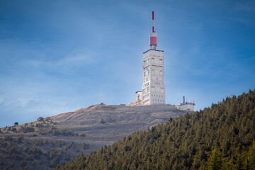 bâtiment militaire au sommet du Mont Ventoux