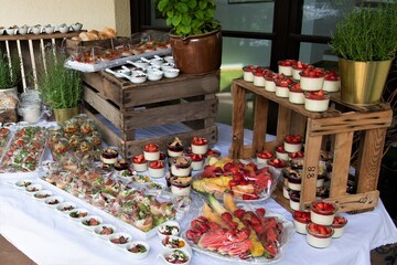 Das leckeres Buffet -Der Höhepunkt einer sommerlichen Gartenparty