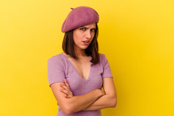 Naklejka premium Young caucasian woman isolated on yellow background suspicious, uncertain, examining you.