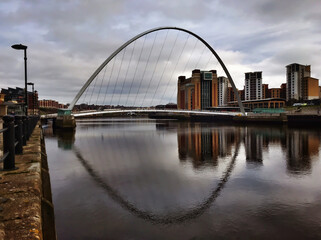 Naklejka premium Millennium Bridge reflected in River Tyne