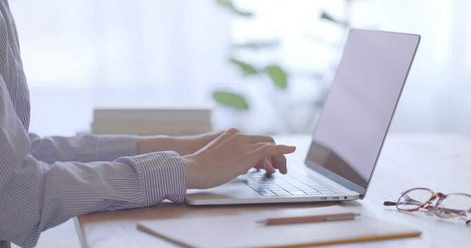 パソコンを操作する女性の手元