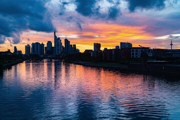 Frankfurt am Main Deutschland Skyline Hochhäuser Banken Dämmerung Silhouetten Fluss Abend Lichter Stadt Hessen Himmel Sonnenuntergang City Panorama Farben 