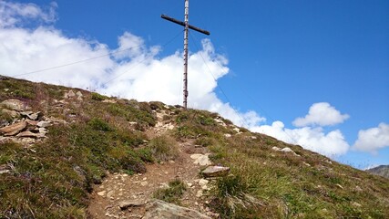 Gipfelkreuz auf Berg in den Alpen