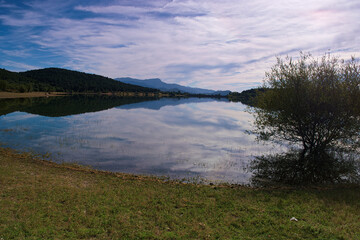 krajobraz jezioro widok natura drzewa niebo chmury embalse de la jarosa madryt