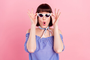 Photo portrait of woman shocked wearing sunglass glamour clothes isolated pastel pink color background